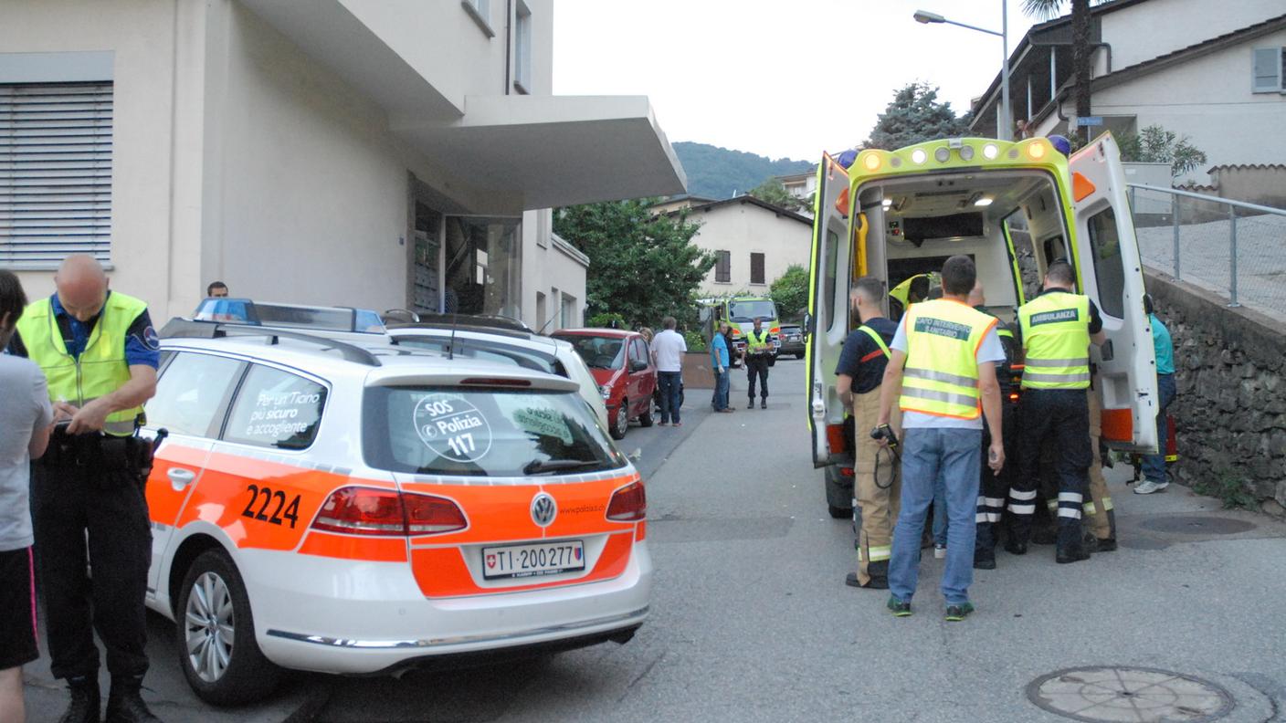 Invade i binari, sbatte contro due auto e si ferma contro un muro