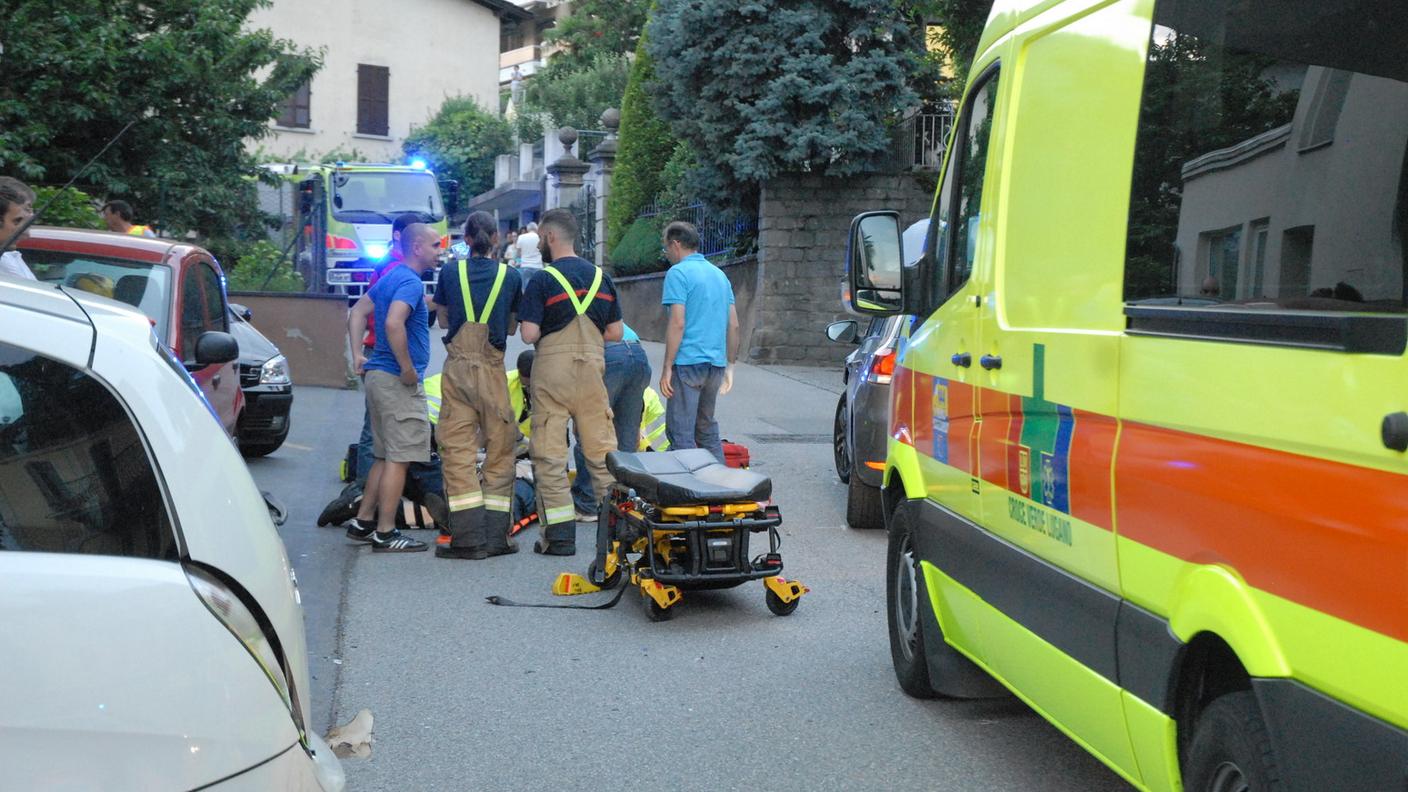 Invade i binari, sbatte contro due auto e si ferma contro un muro