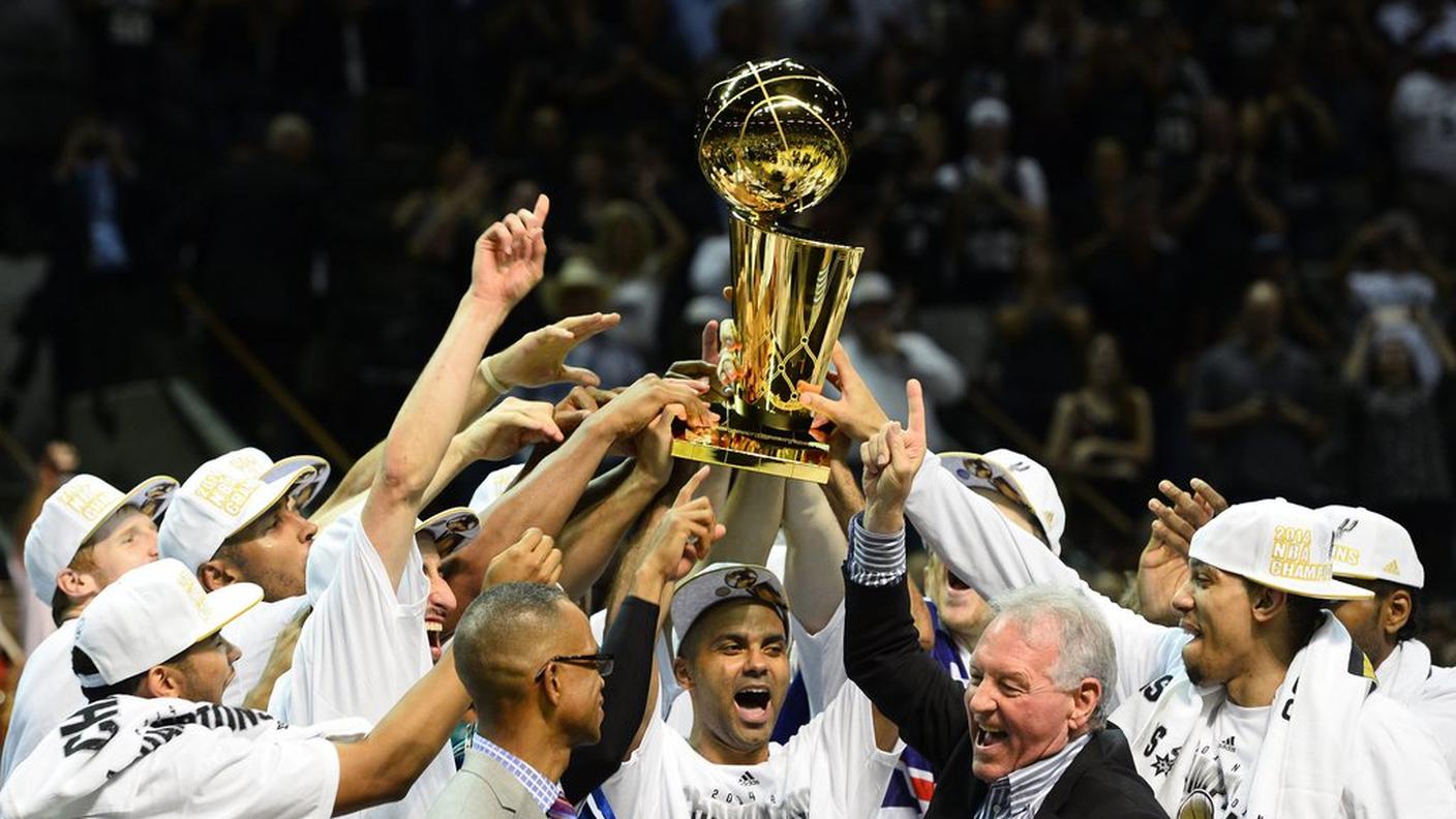Gli Spurs e il capitano Parker con il trofeo