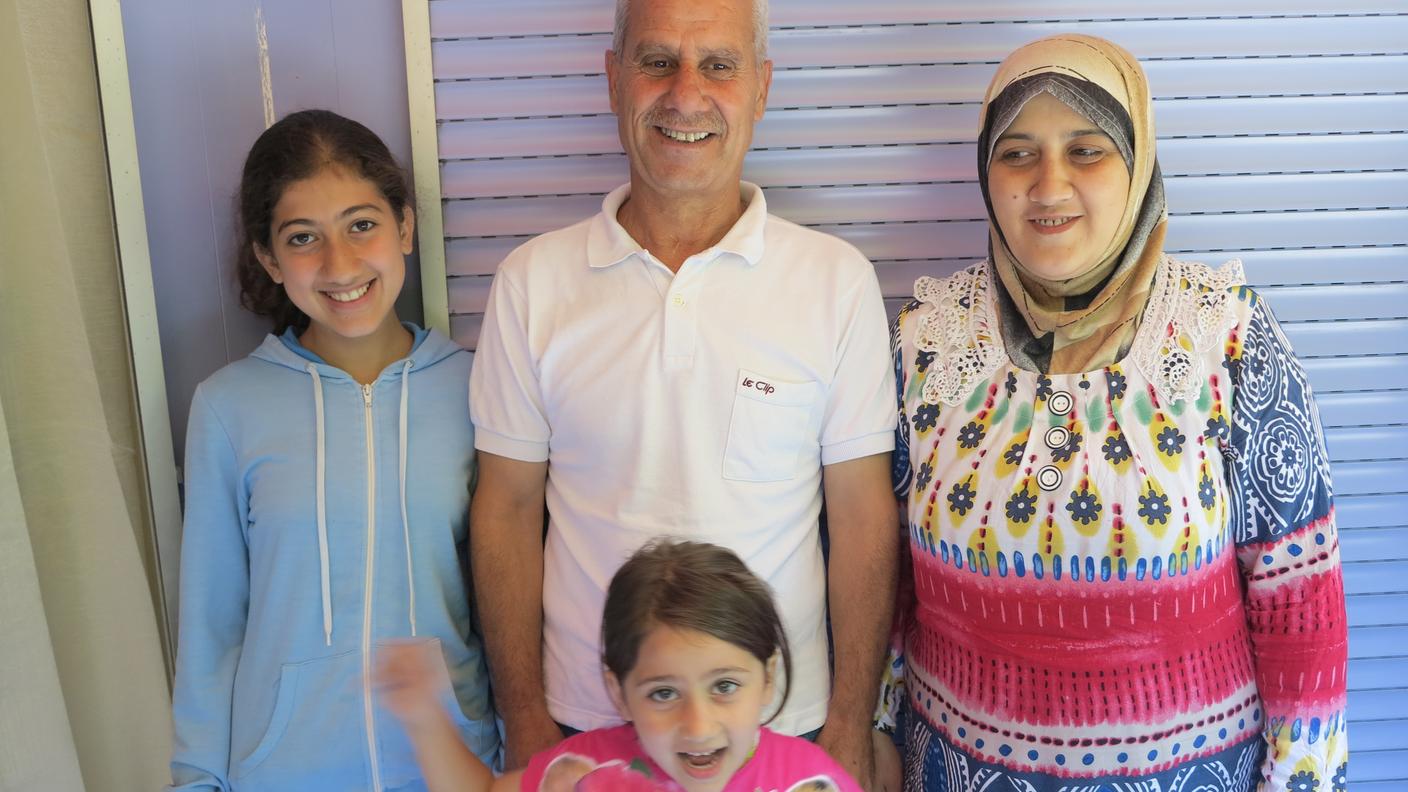 Abir Atassi Alshikh con il marito Mohamed la piccola Bana e Rauan; mancano Abdullah e Razan, che durante l'intervista erano in piscina 