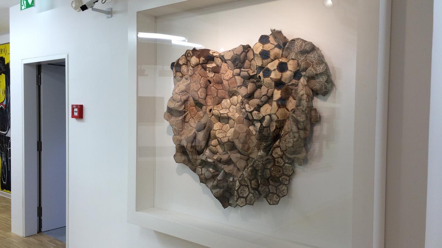 Un quadro-scultura fatto con vecchi palloni da calcio