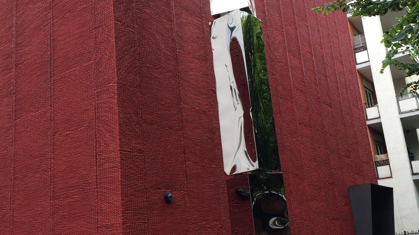 Una scultura di arte contemporanea si trova anche all'esterno dell'edificio che accoglie la collezione