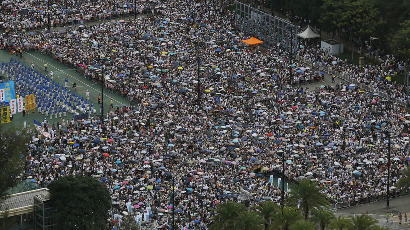 Un mare di folla ha invaso le strade di Hong Kong