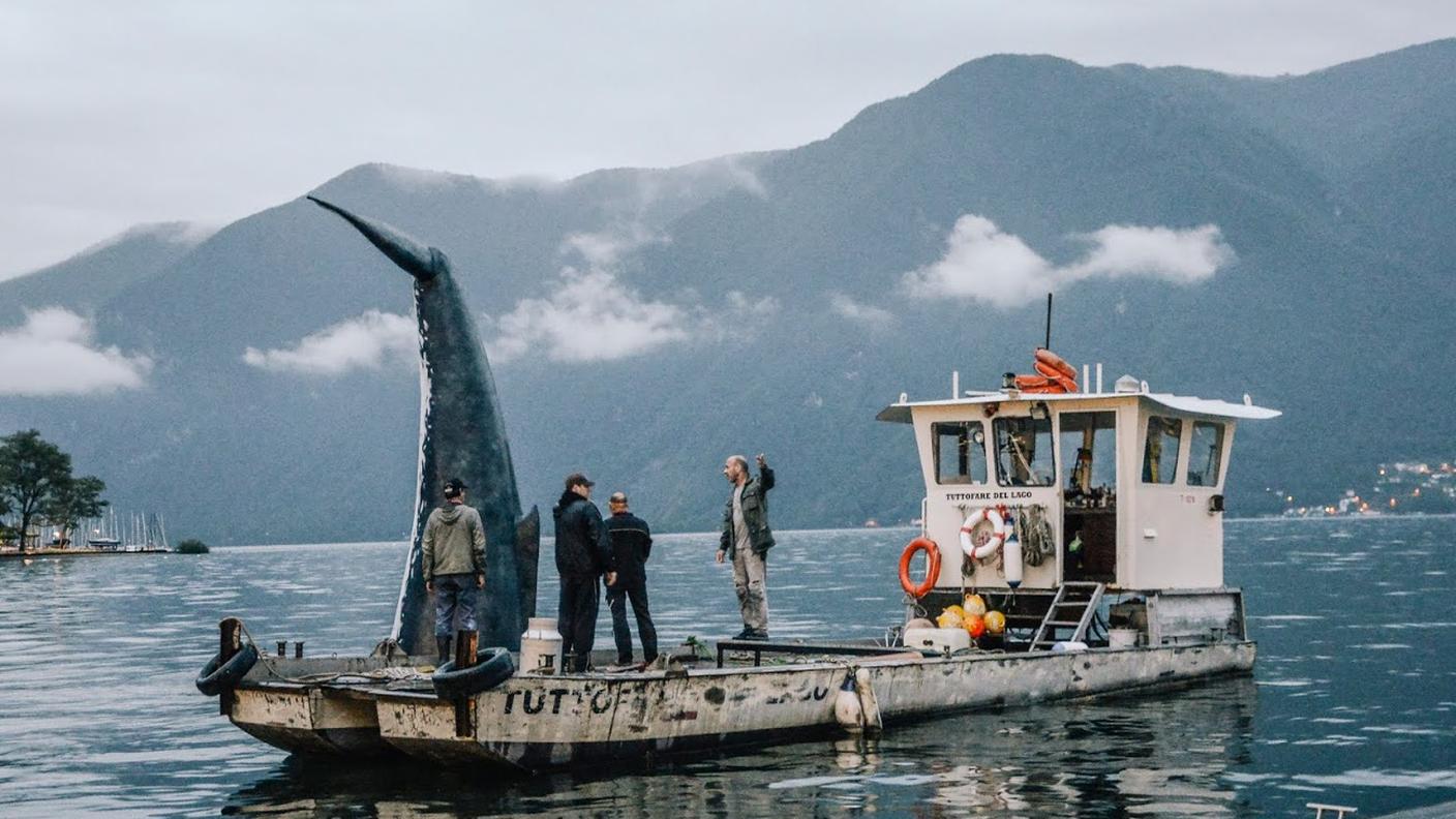 Il trasporto nel lago dell'opera artistica