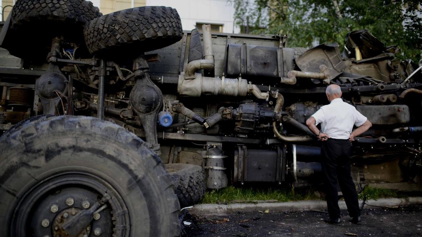 Gli effetti di un raid aereo a Donetsk