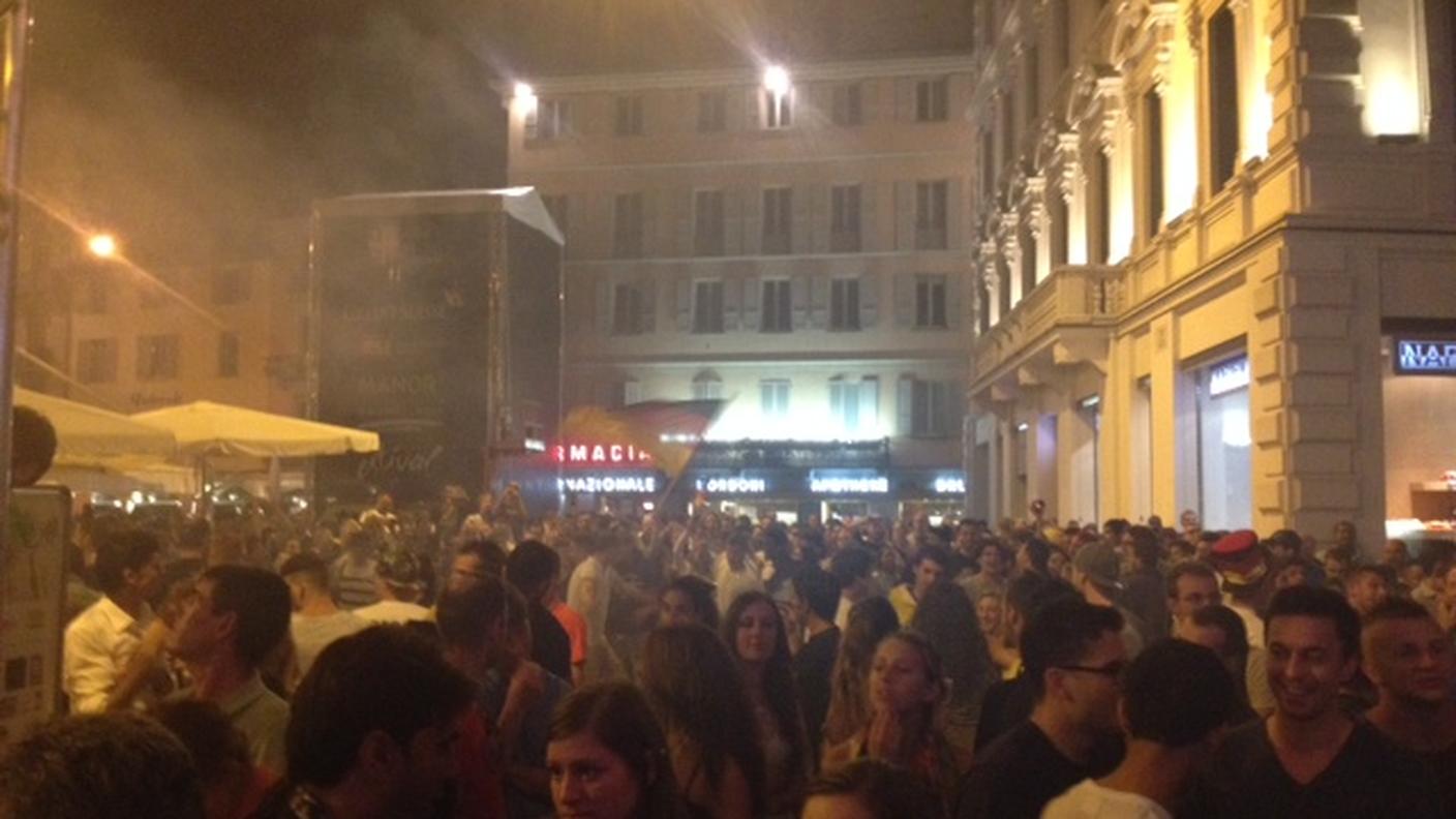 La piazza attende, ma le bandiere già sventolano