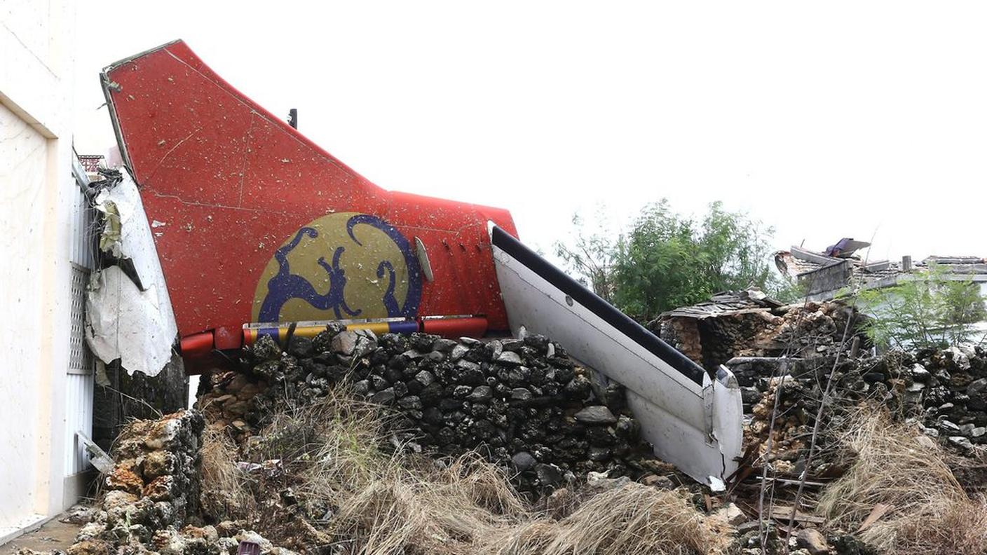 Soccorritori al lavoro sul lugo dello schianto del volo TransAsia