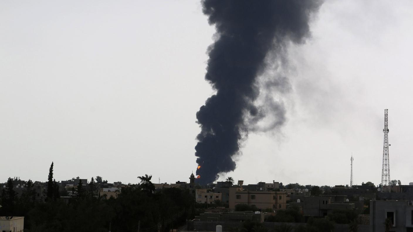 Nuovola di fumo sullo sfondo della città