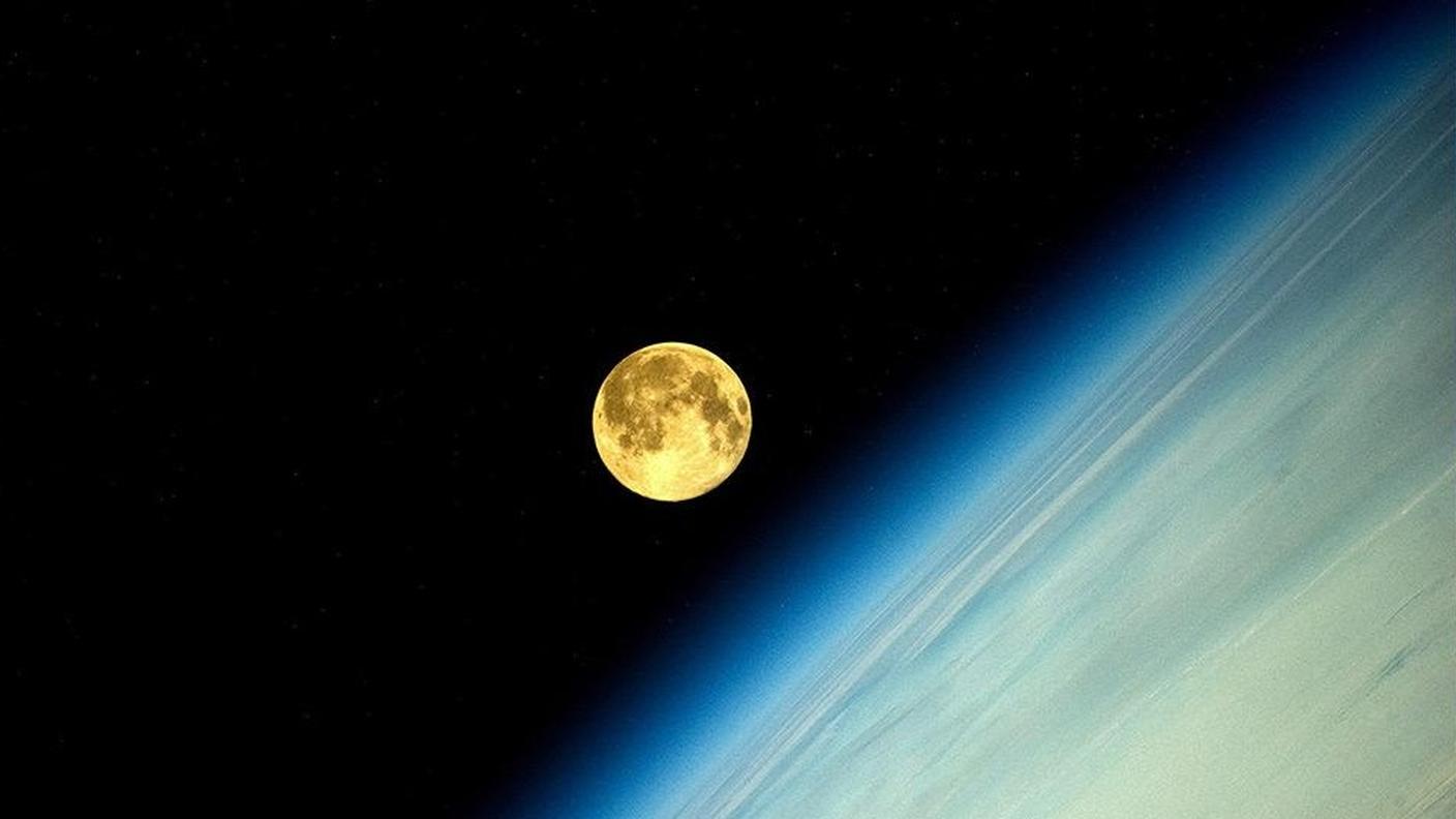 La superluna fotografata dall'astronauta Oleg Artemyev