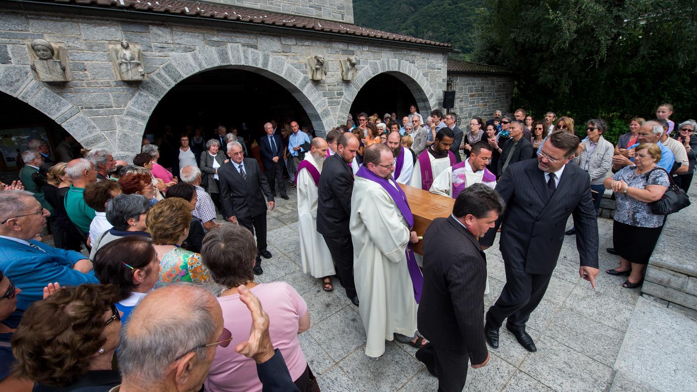 La bara esce dal Sacro Cuore
