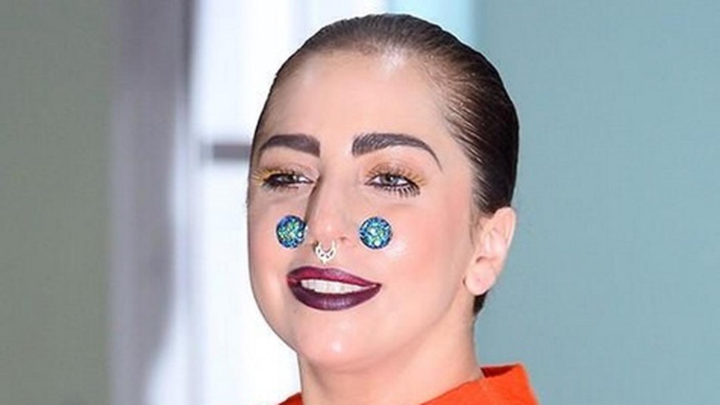 Il look della cantante all'arrivo a Seul