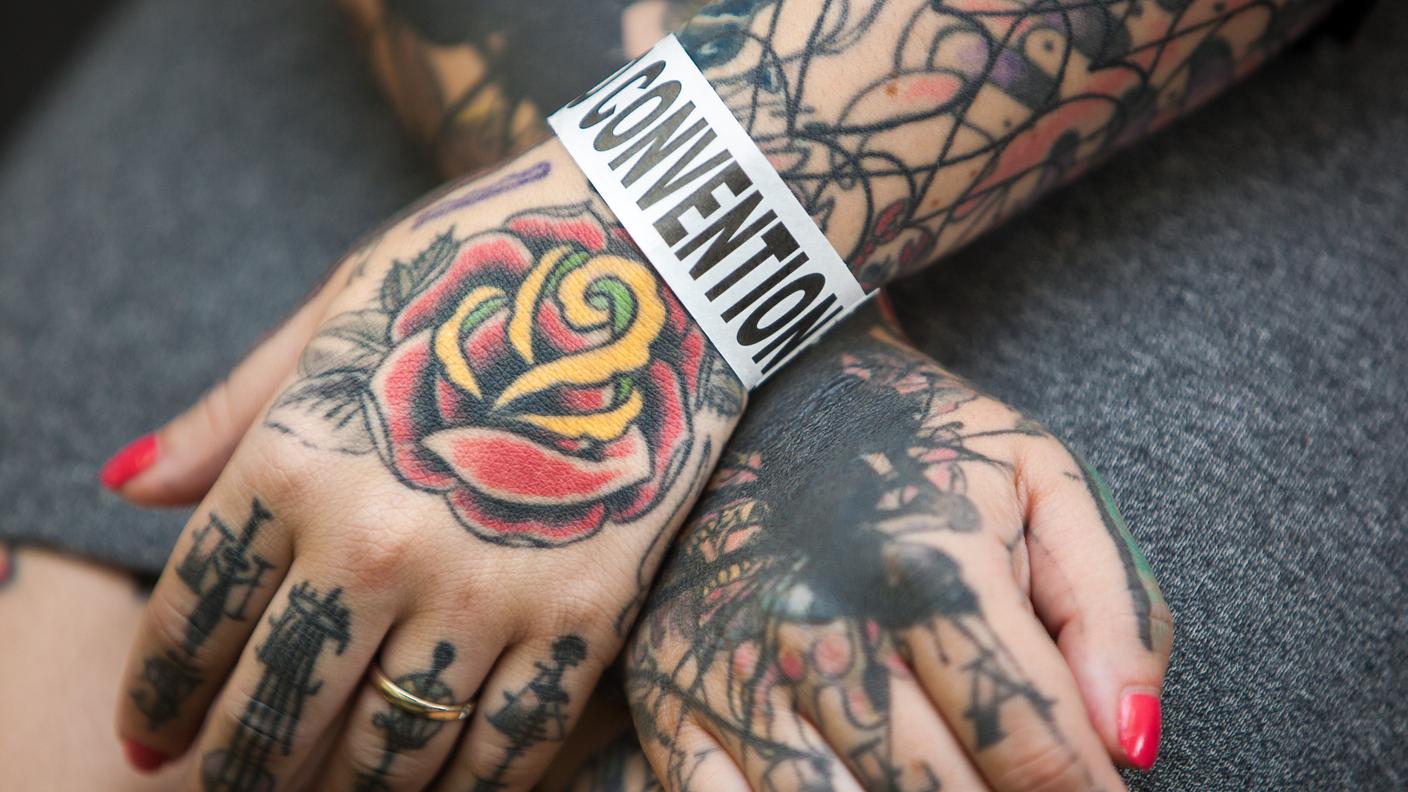 Una tatuatrice accreditata alla Convention