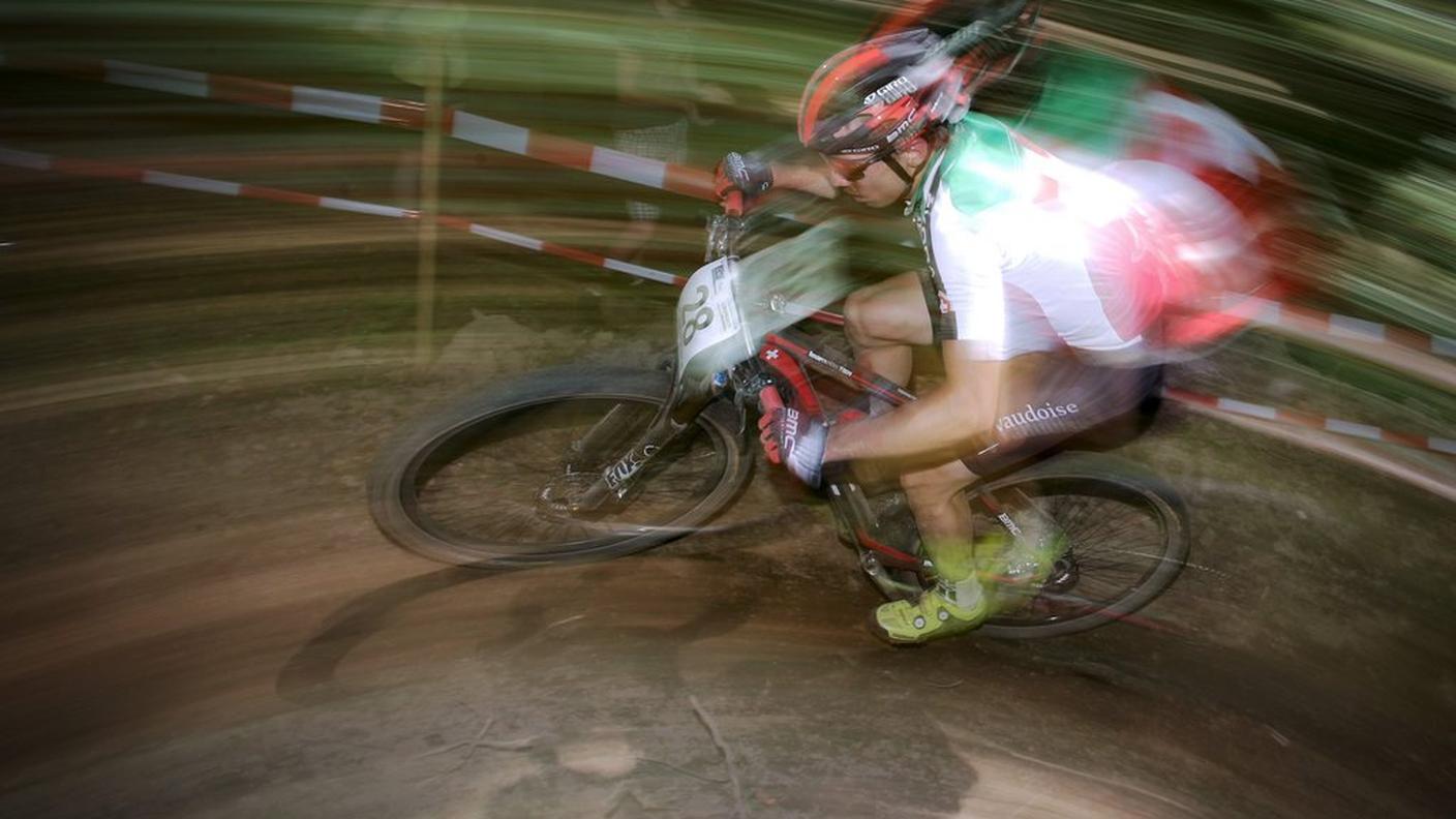 Il ciclista ha picchiato la testa sull'asfalto