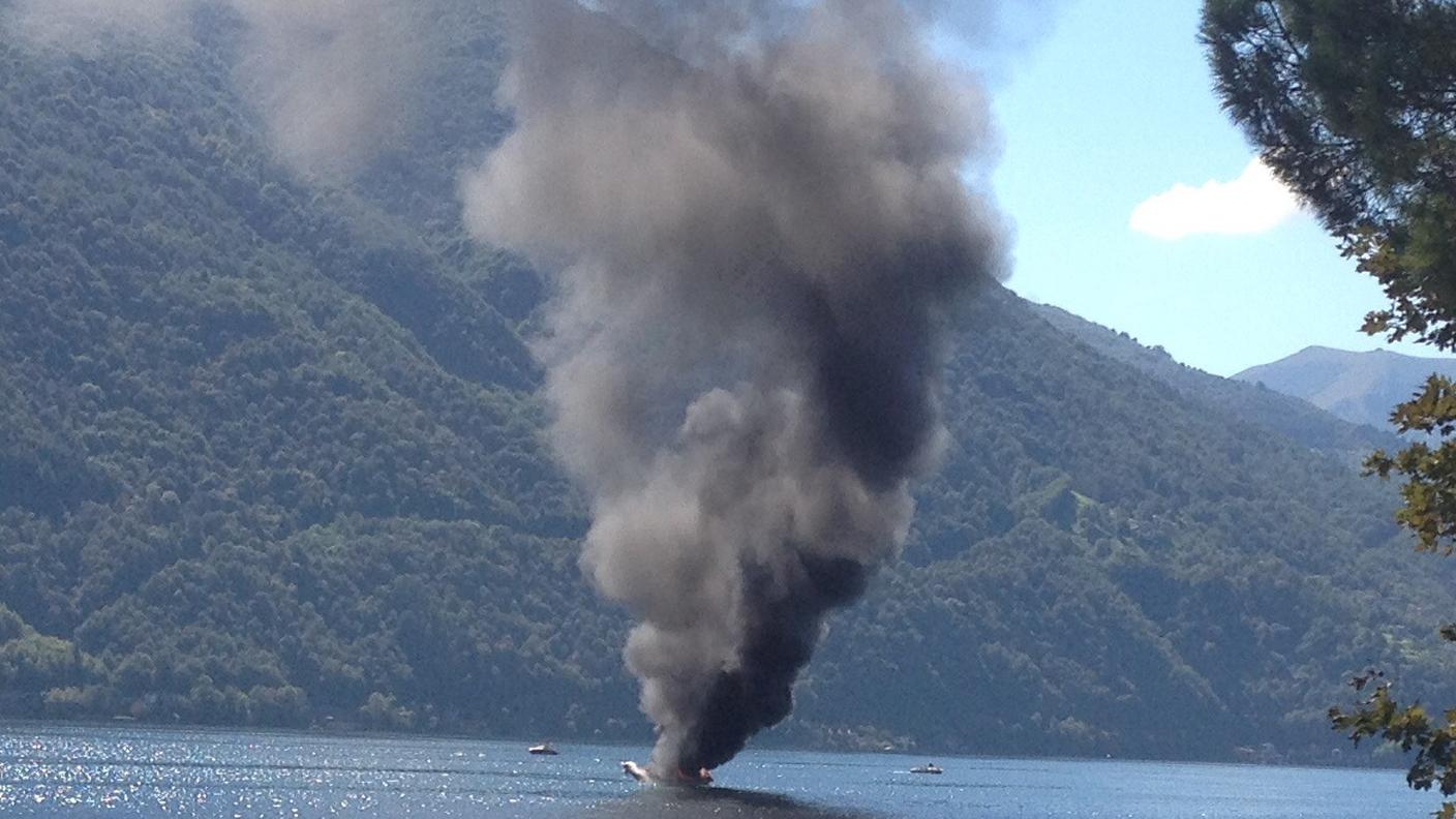 L'imbarcazione è scomparsa tra i flutti