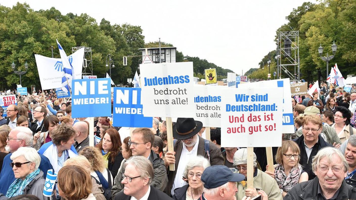 Manifestazione a Berlino contro l'antisemitismo