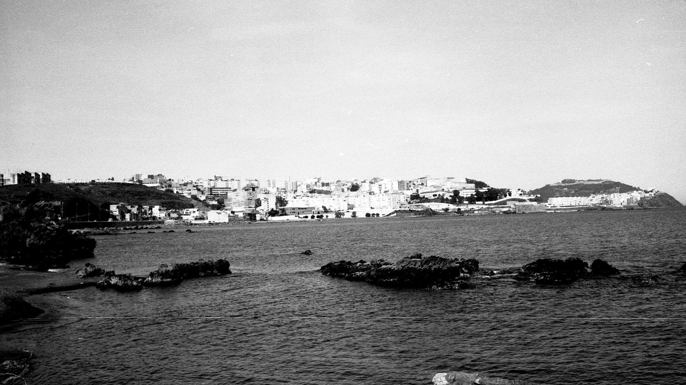 Ceuta vista dalla spiaggia del Tarajal