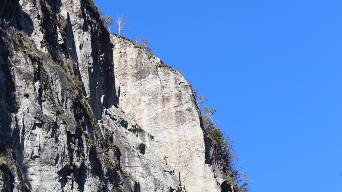 Dato il difficile accesso e la gravità delle ferite dell'uomo, è stato necessario l'intervento della REGA
