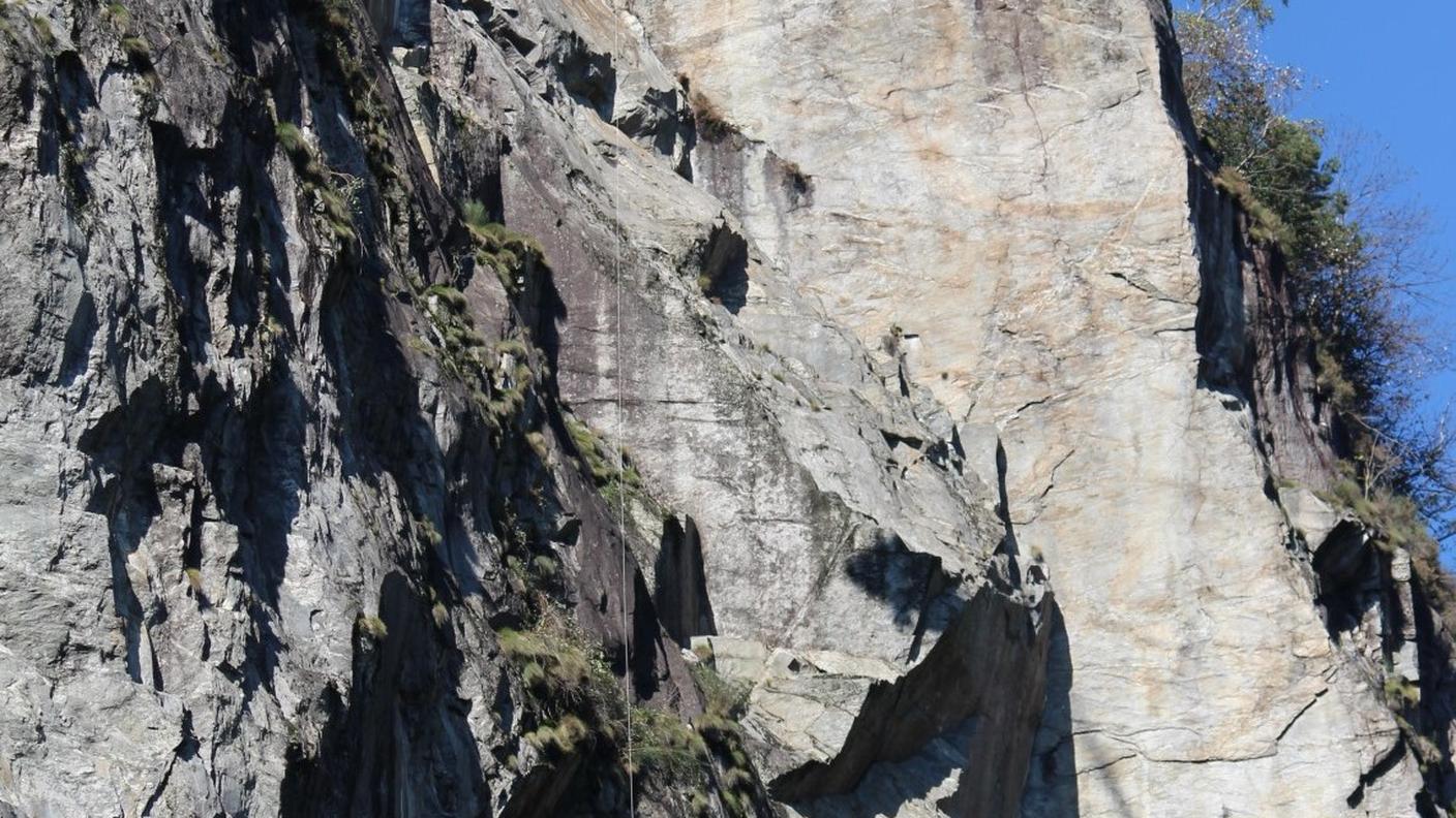 Dato il difficile accesso e la gravità delle ferite dell'uomo, è stato necessario l'intervento della REGA
