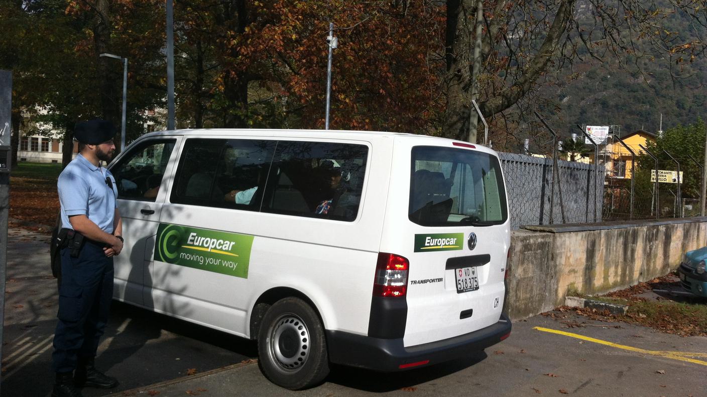 L'arrivo all'ex caserma di uno dei minibus con a bordo gli asilanti