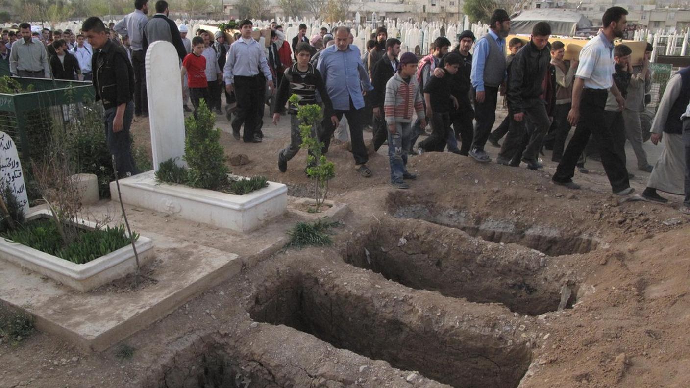 Il funerale di quattro civili morti durante un intervento della Coalizione