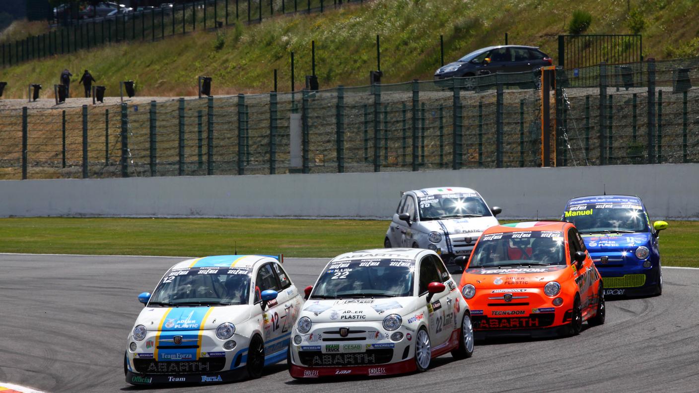 Cinque Abarth in lotta durante una gara del Trofeo Selenia Europa foto Abarth.jpg