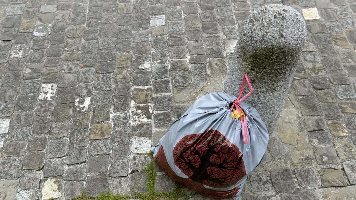 Per risparmiare sul sacco ufficiale, qualcuno fa il furbo