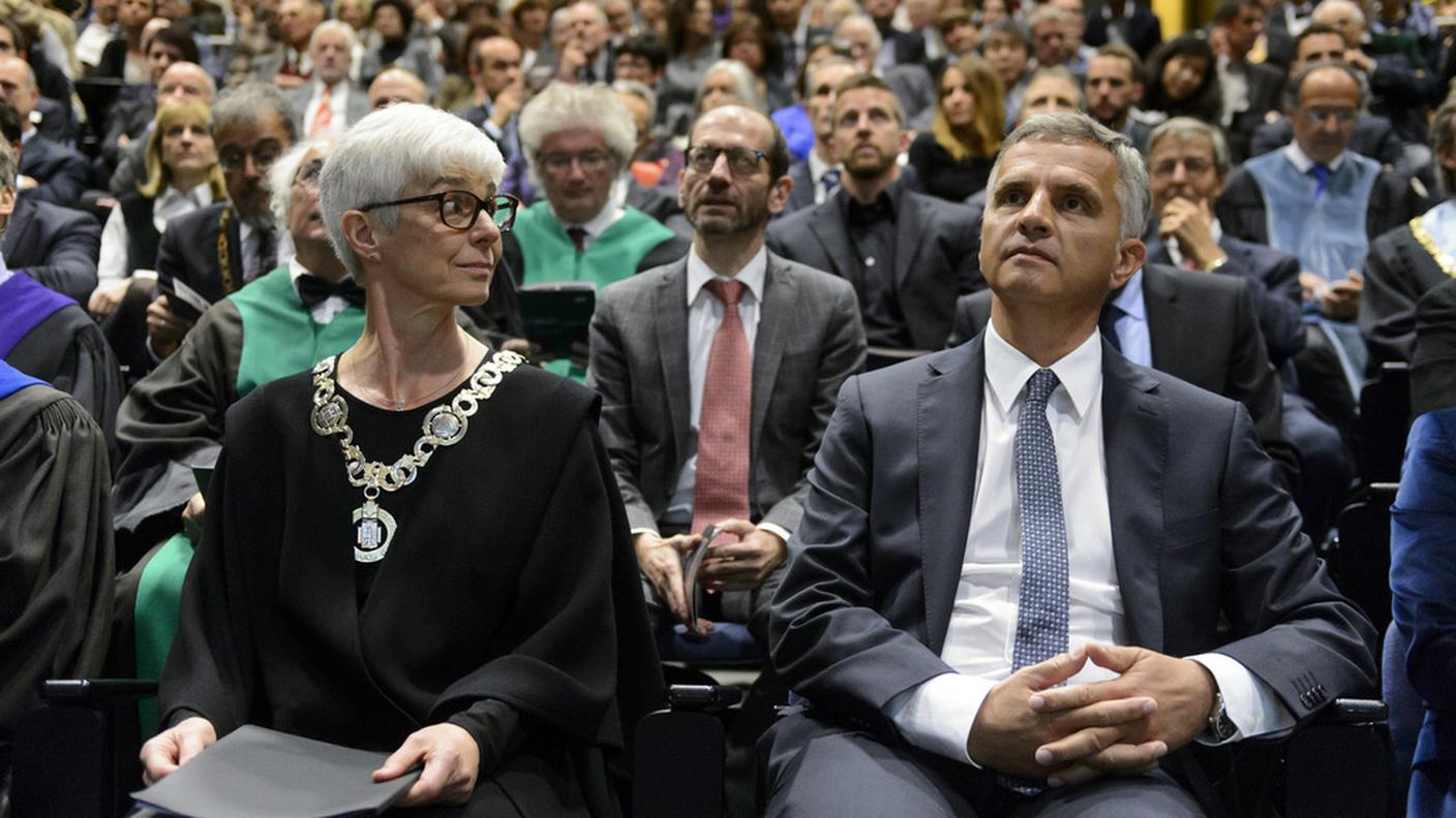 Folla di amici e di personalità alla cerimonia