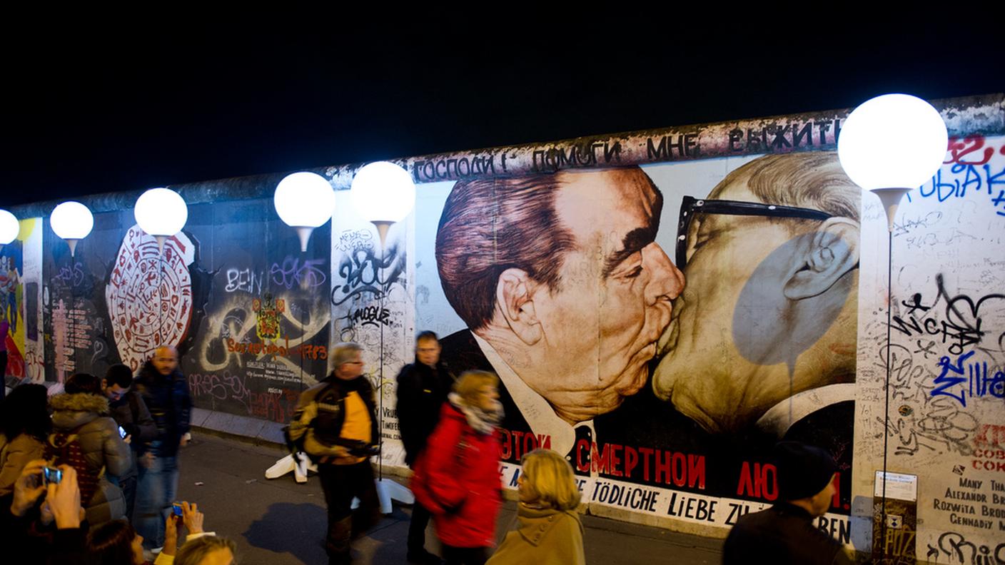 Una delle porzioni più famose del Muro illuminate dai palloni.jpg