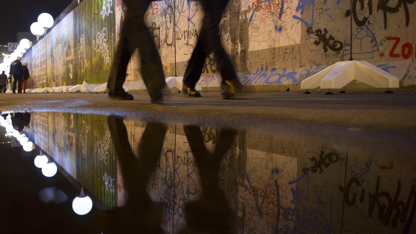 Il progetto artistico Lichtgrenze 2014 riflesso in una pozzanghera vicina al Muro.jpg