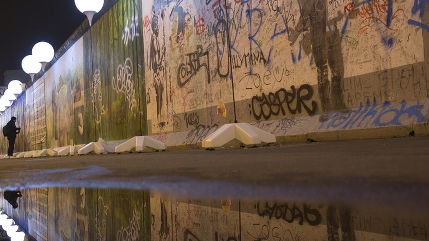 I palloni che illuminano le parti ancora esistenti del Muro di Berlino Keystone.jpg
