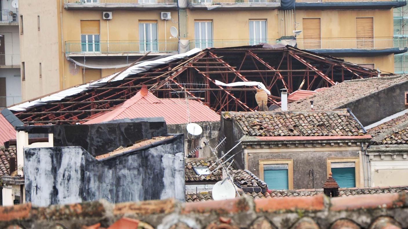 Tetti scoperchiati e muri divelti dal maltempo ad Acireale
