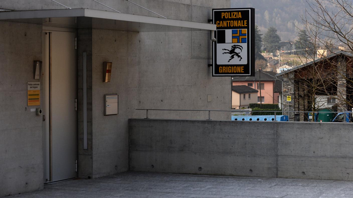 L'allora municipale venne fermato al suo domicilio di Mesocco e trattenuto per tutto il giorno al posto di polizia di Roveredo