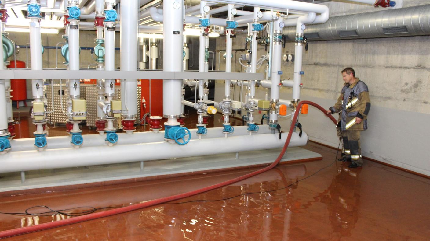 I pompieri aspirano l'acqua dalle scuole elementari di Gordola
