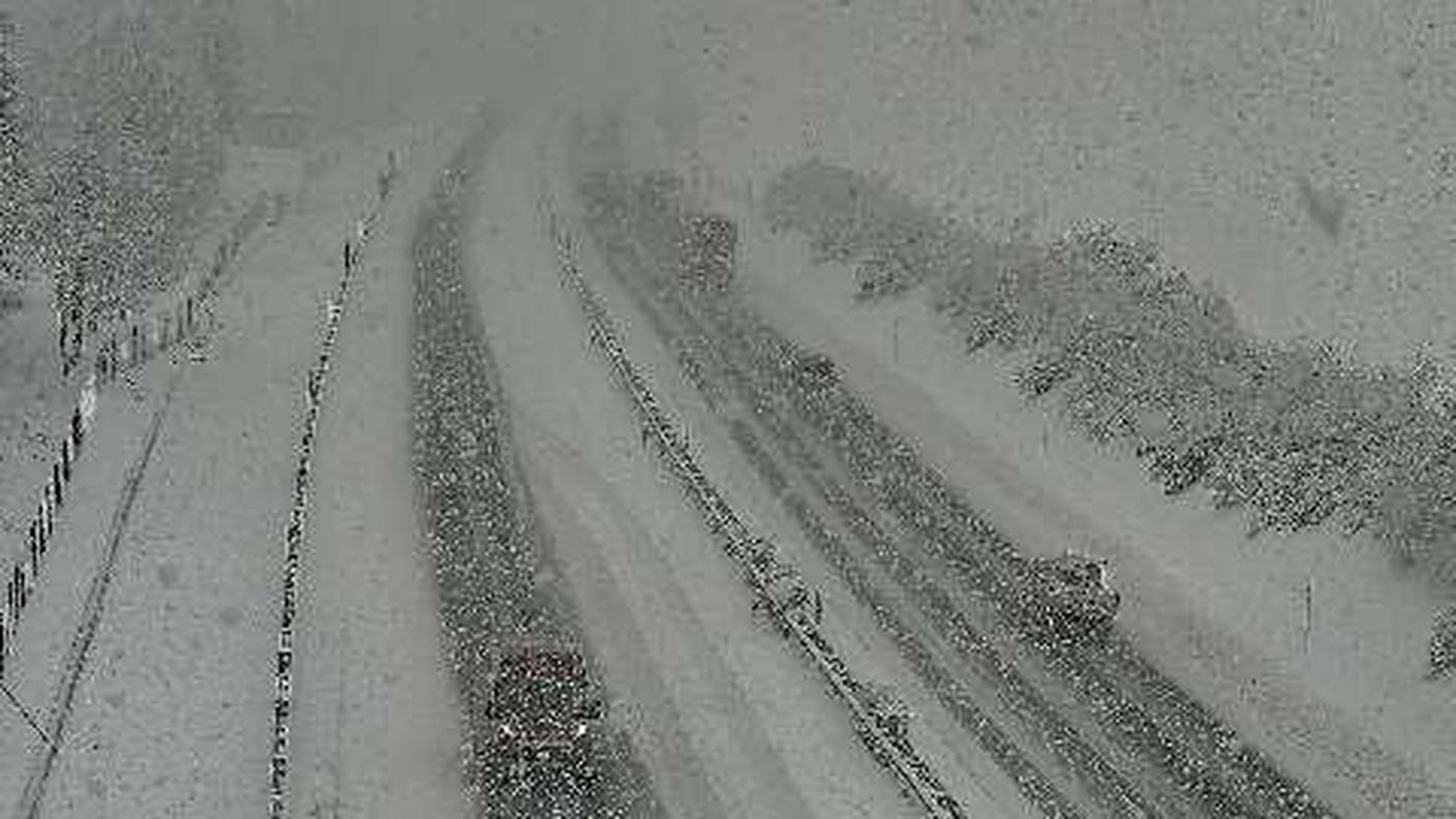 Neve al portale sud della galleria del Gottardo ad Airolo
