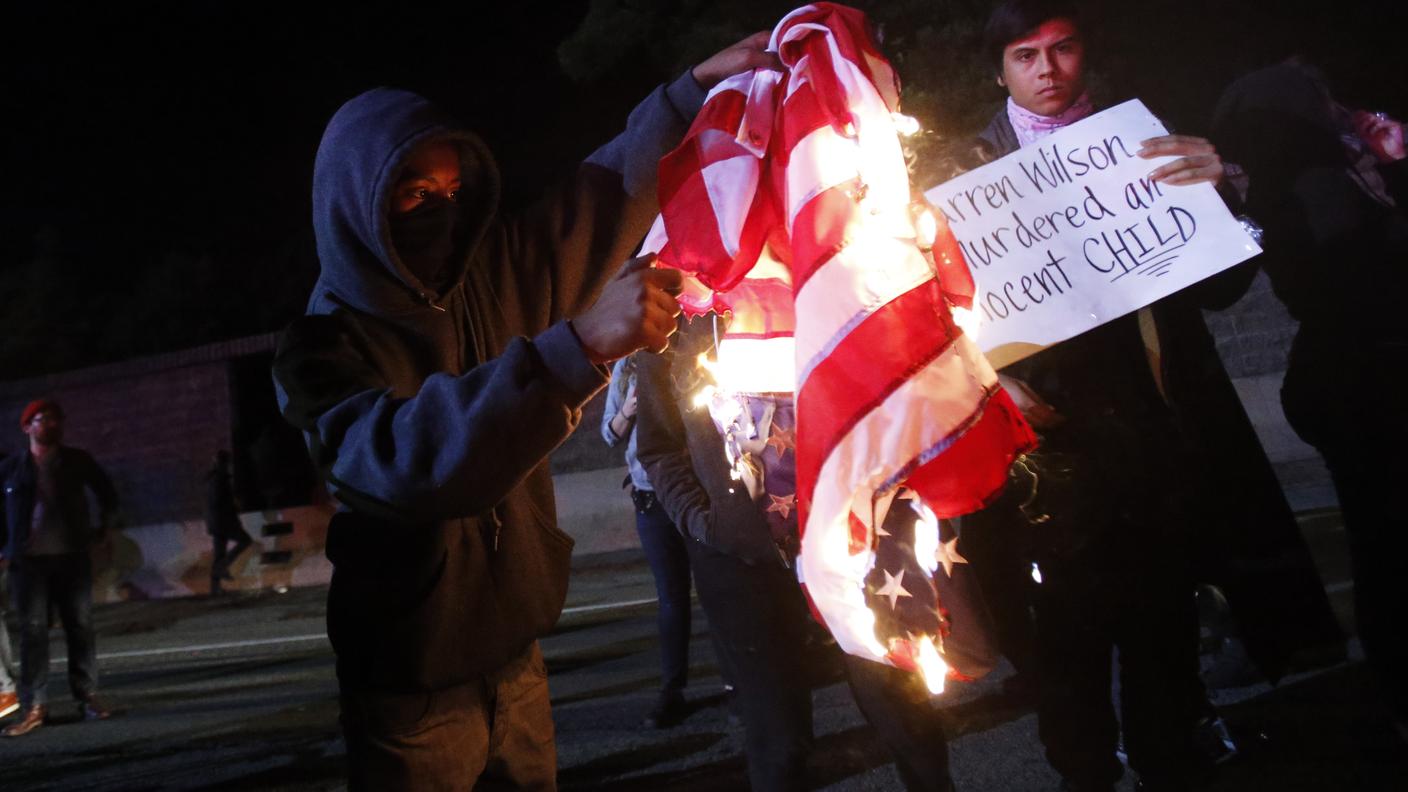Un manifestante di Oakland esprime così il suo dissenso per la sentenza