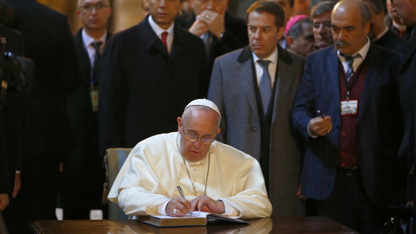 Mentre firma il libro deli ospiti nel Museo di Santa Sofia