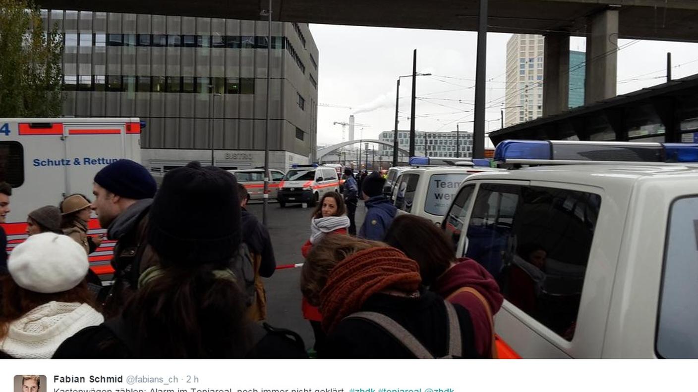 Le foto dei passanti su Twitter