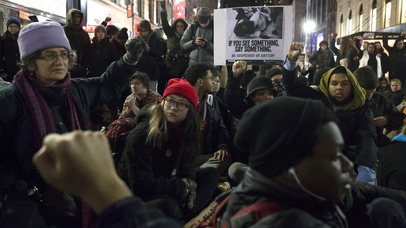 Tensione alta anche a New York, dove è stato ucciso l'afroamericano Eric Garner
