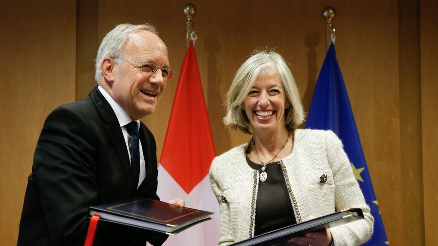 Johann Schneider-Ammann e Stefania Giannini, referente per educazione e ricerca a Bruxelles, celebrano l'accordo