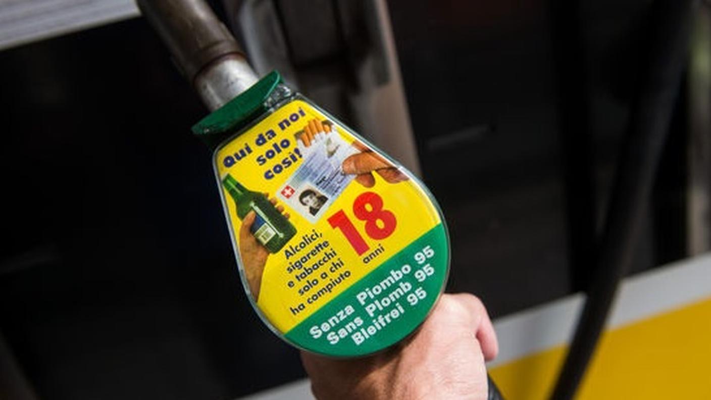 In novembre benzina meno cara