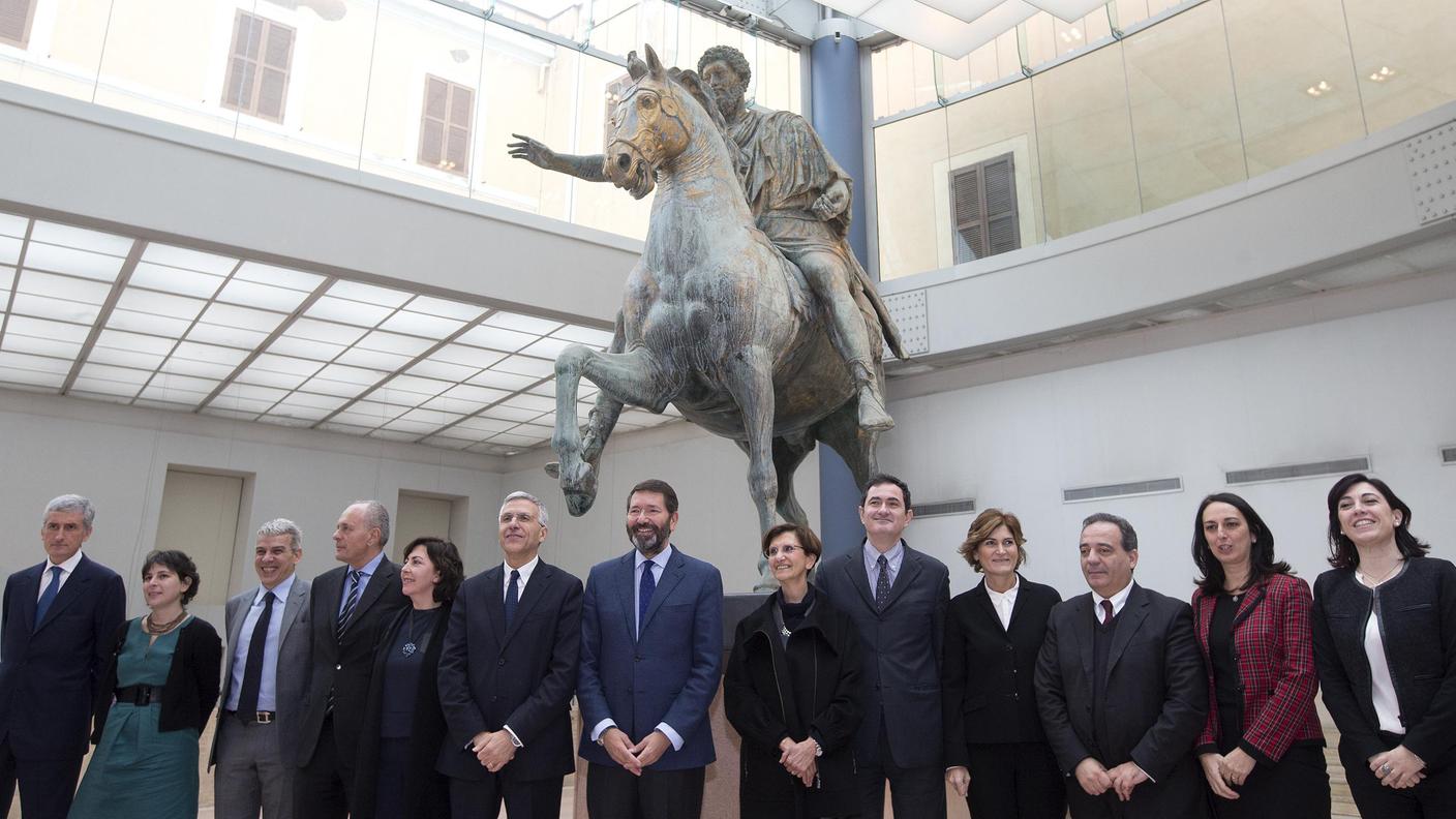 Il sindaco Marino (al centro, con la barba) e gli assessori
