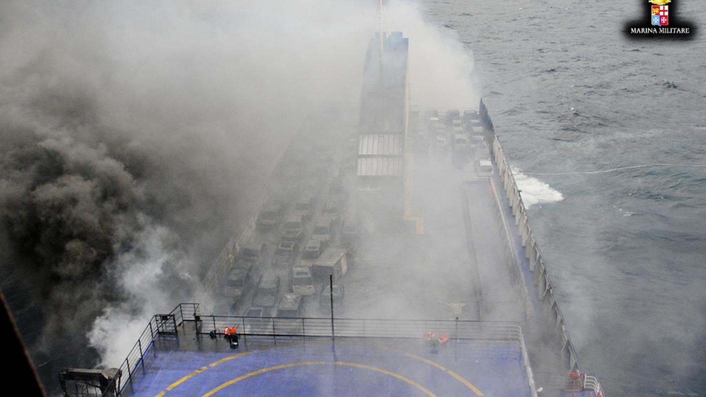 L'intenso fumo che si sprigiona ancora dal traghetto Norman Atlantic