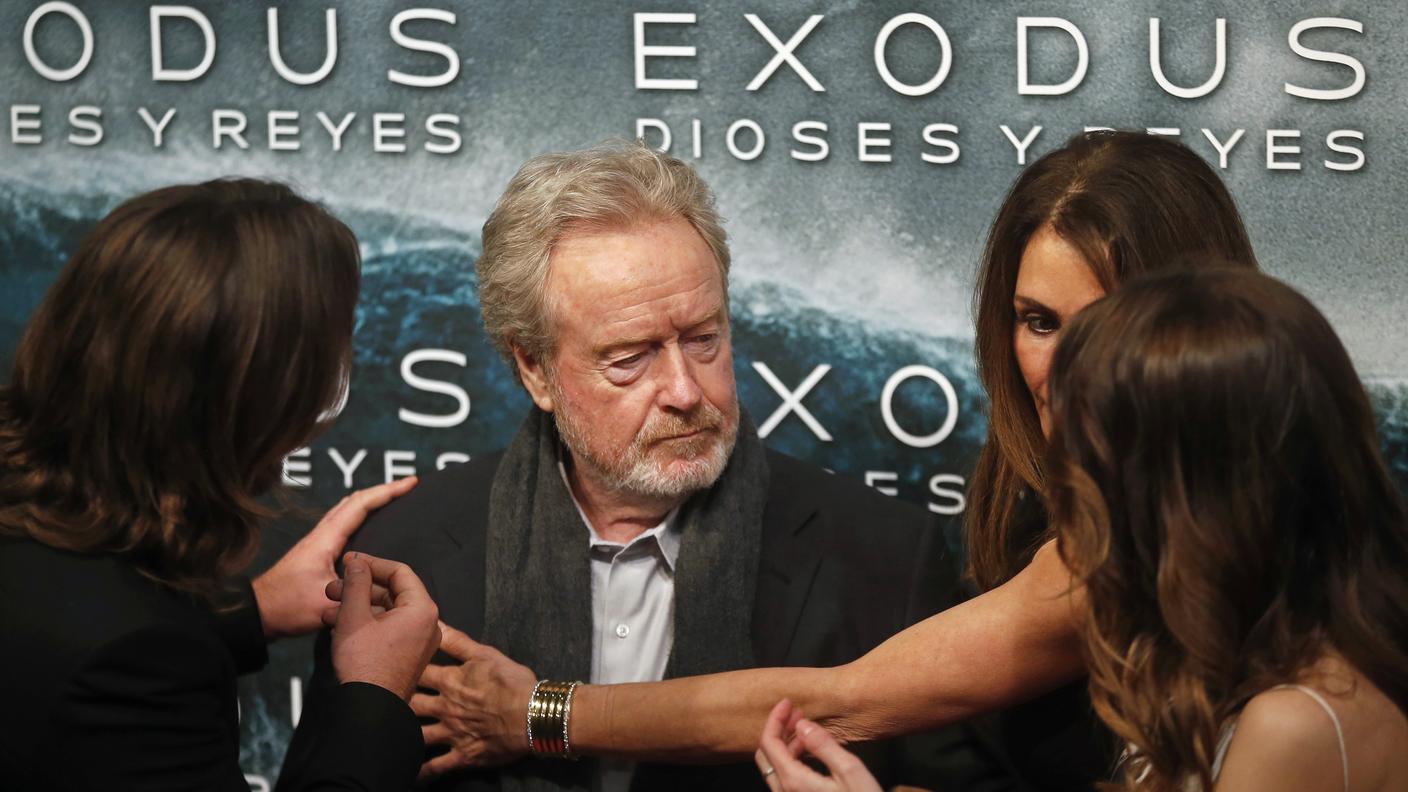 Il regista Ridley Scott parla con alcuni attori alla presentazione del film