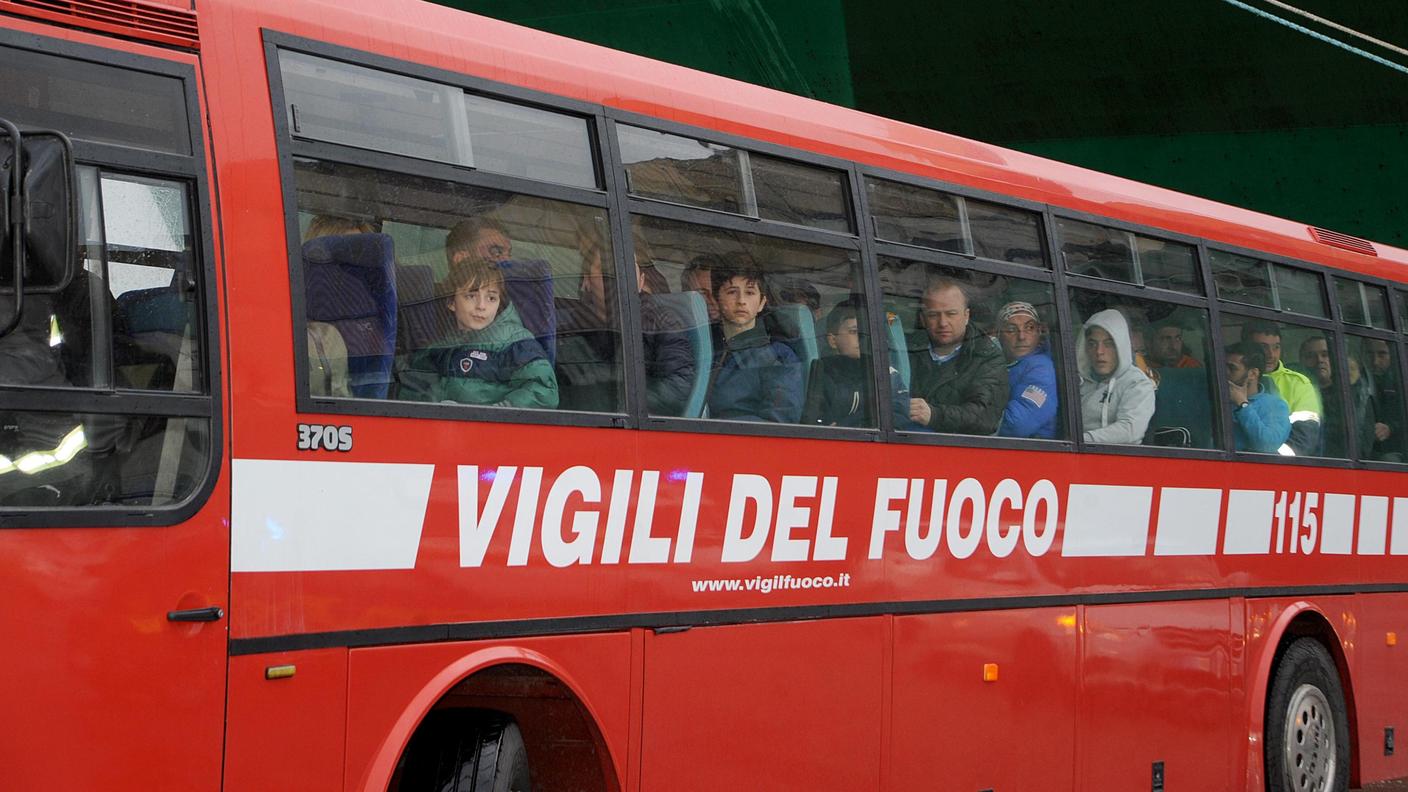 Alcuni dei passeggeri salvati sono stati trasportati a terra