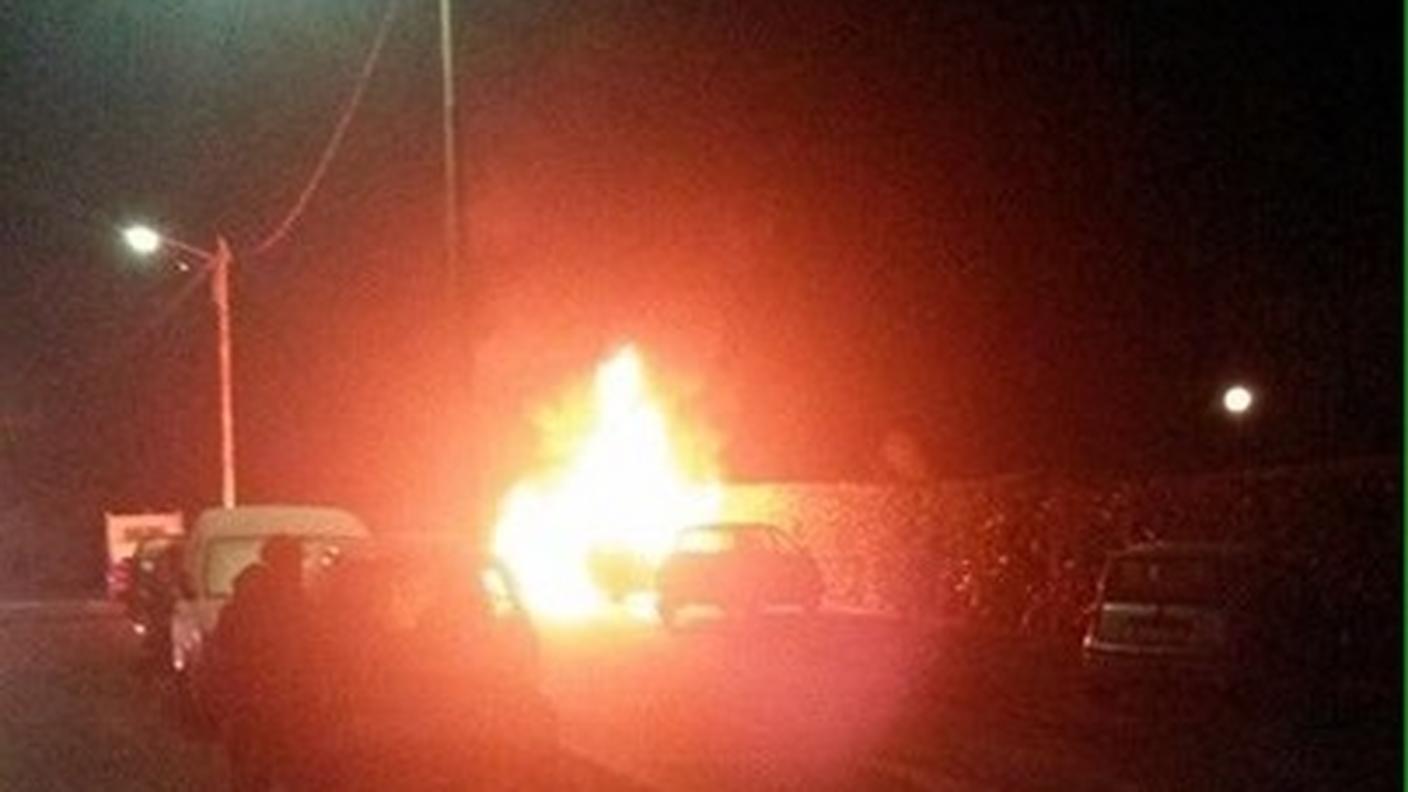 A fuoco auto con targhe ticinesi