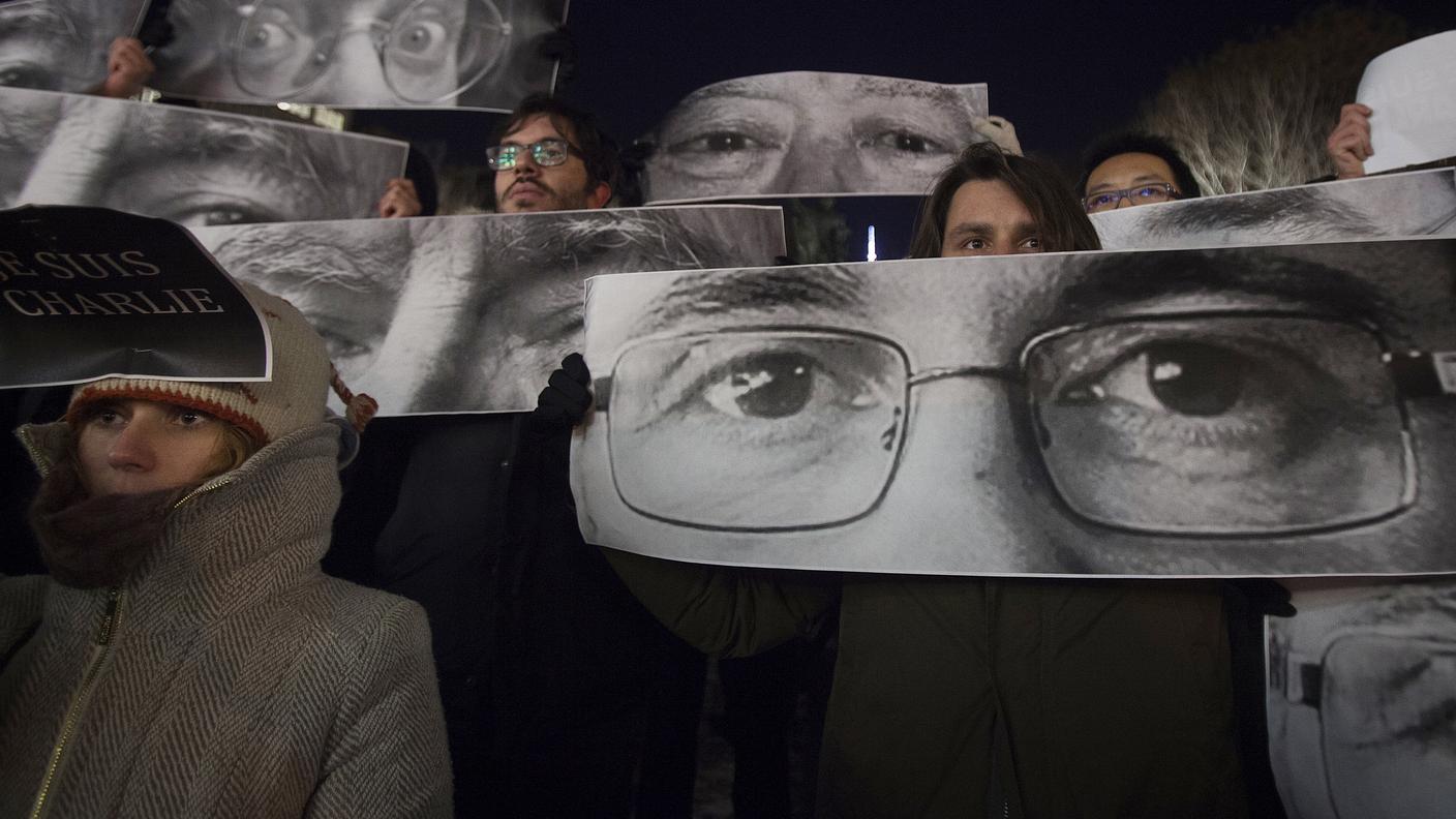 La gente ricorda i morti