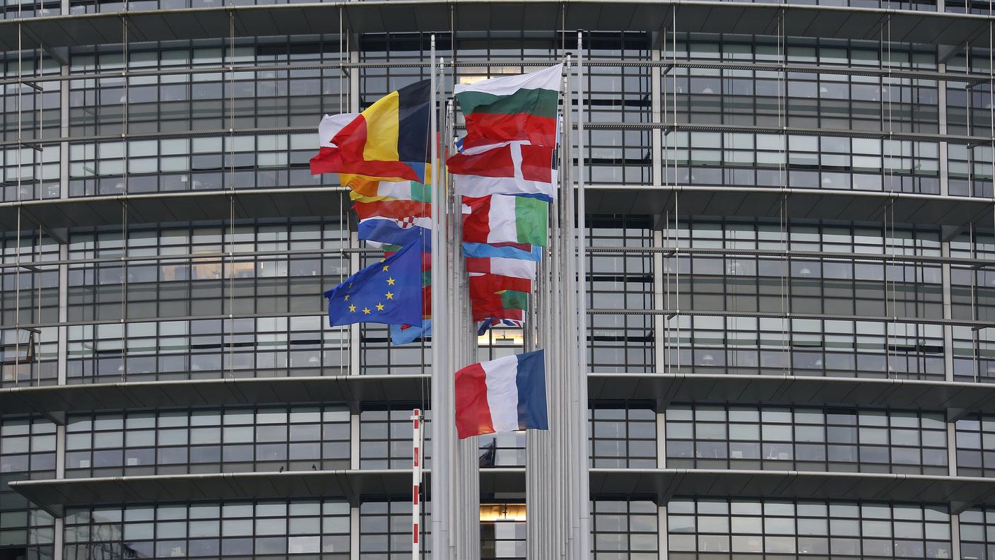 Bandiere di UE e Francia a mezz'asta a Strasburgo