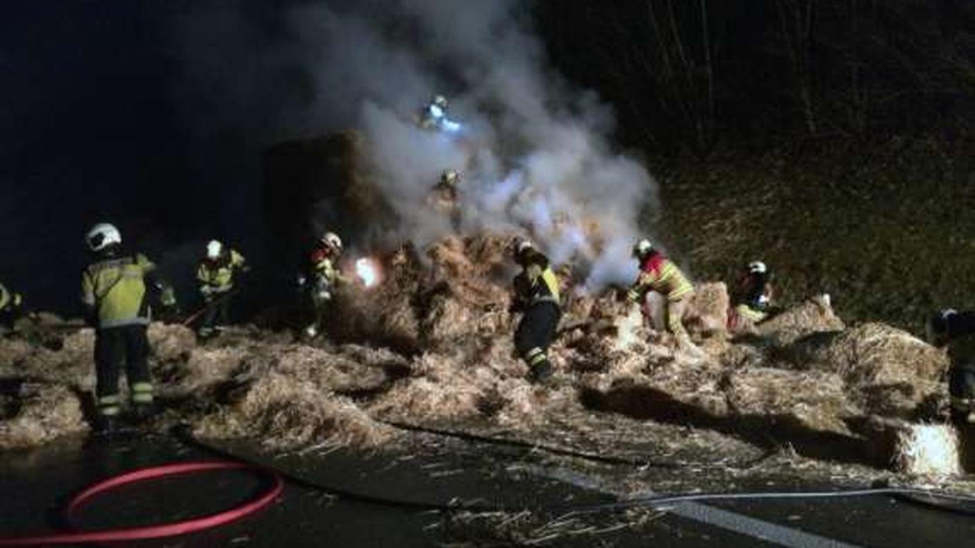 I vigili del fuoco hanno domato a fatica le fiamme sull'autostrada