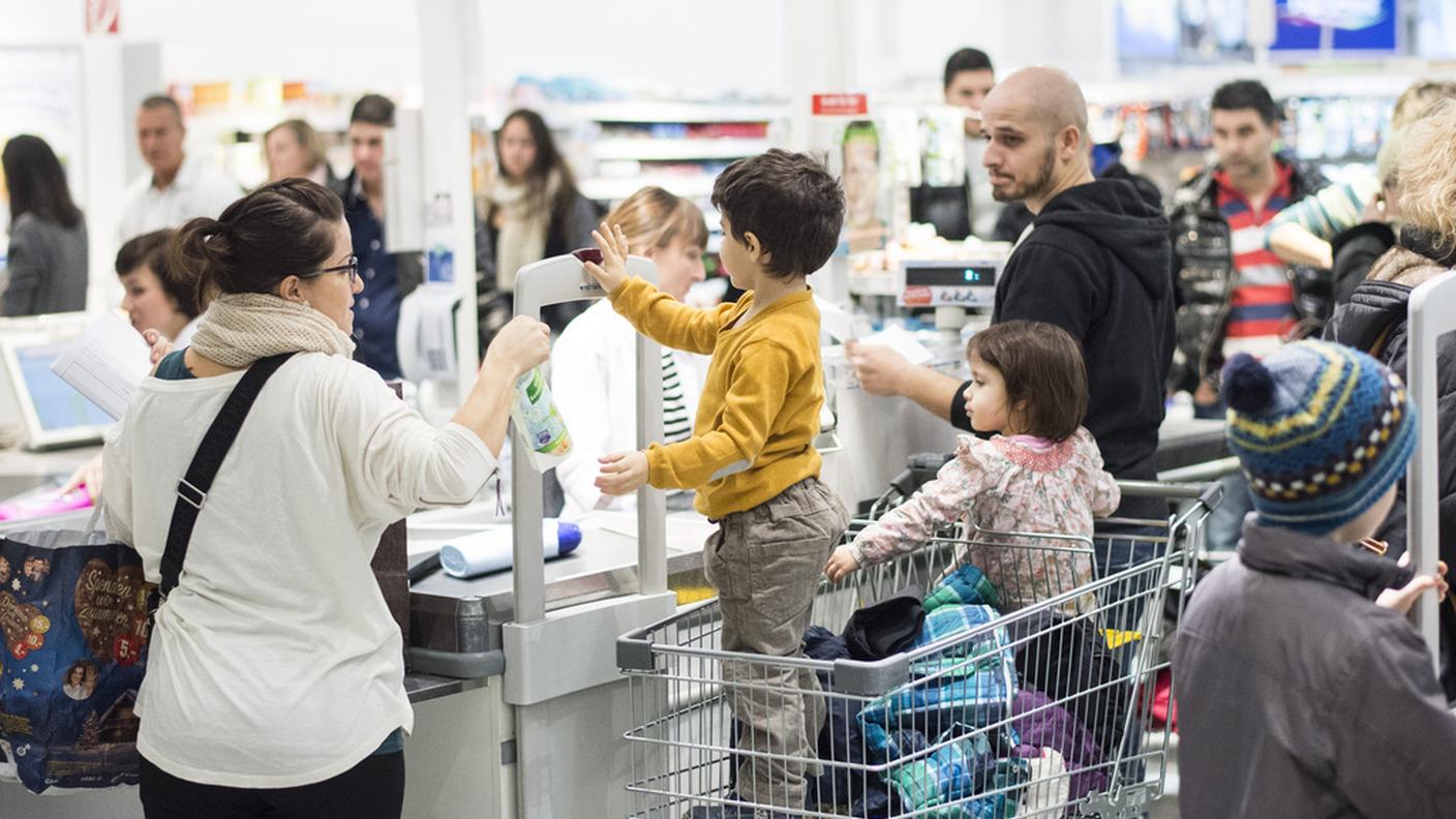 Clienti alla cassa di un centro commerciale di Costanza