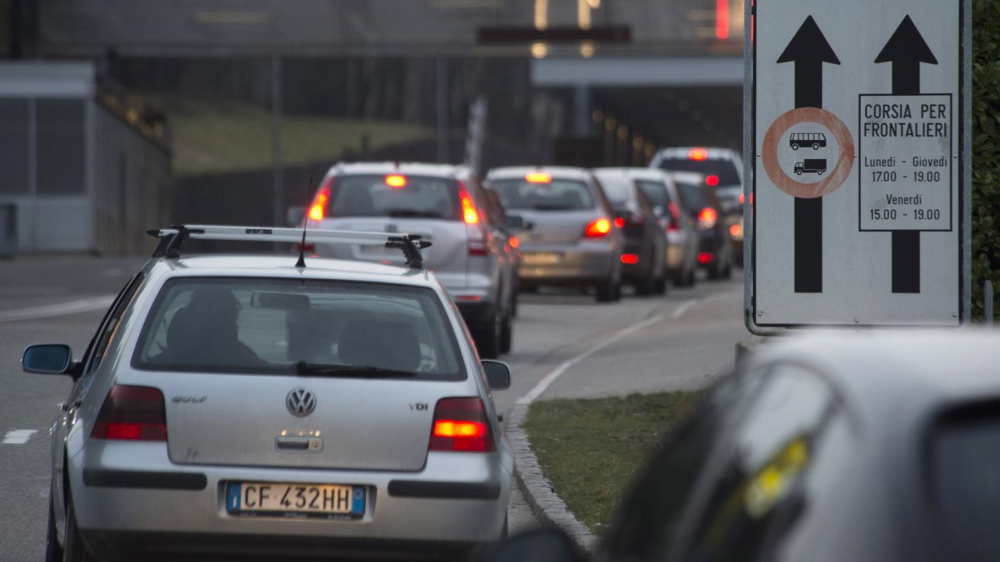 Frontalieri al rientro serale in Italia, attraverso il valico di Brusata